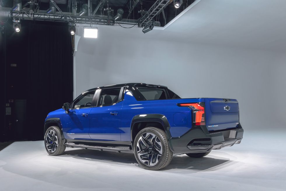 2024-chevrolet-silverado-ev-rst-233-1641310323.jpg