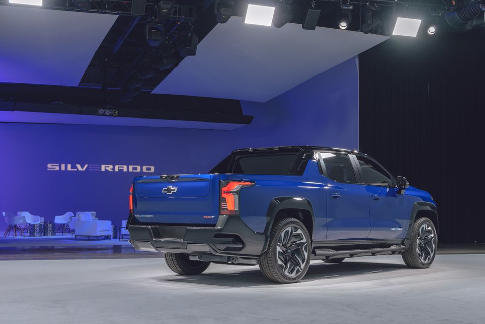 2024-chevrolet-silverado-ev-rst-237-1641310318.jpg