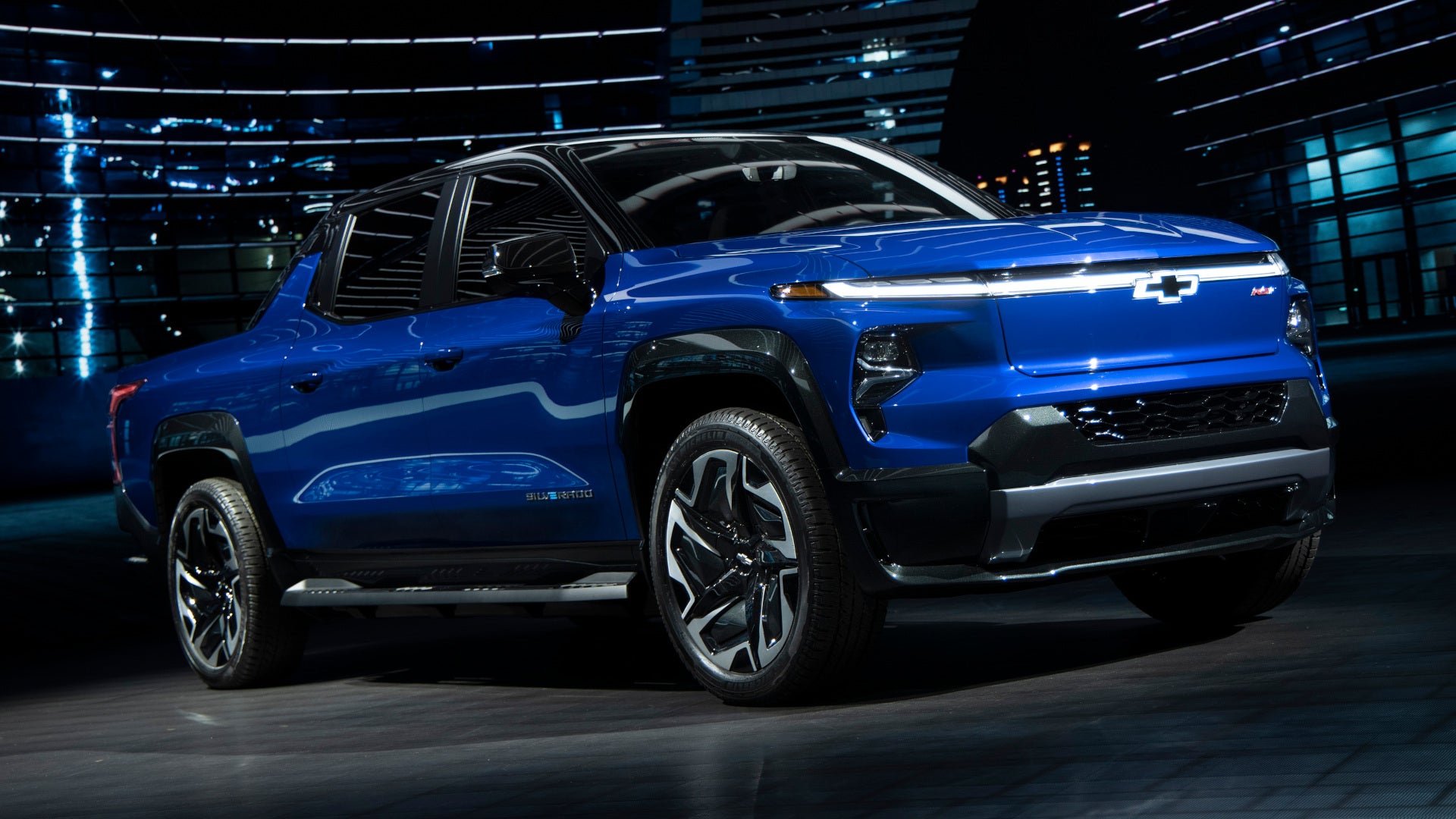 2024-Silverado-EV-RST-022.jpg