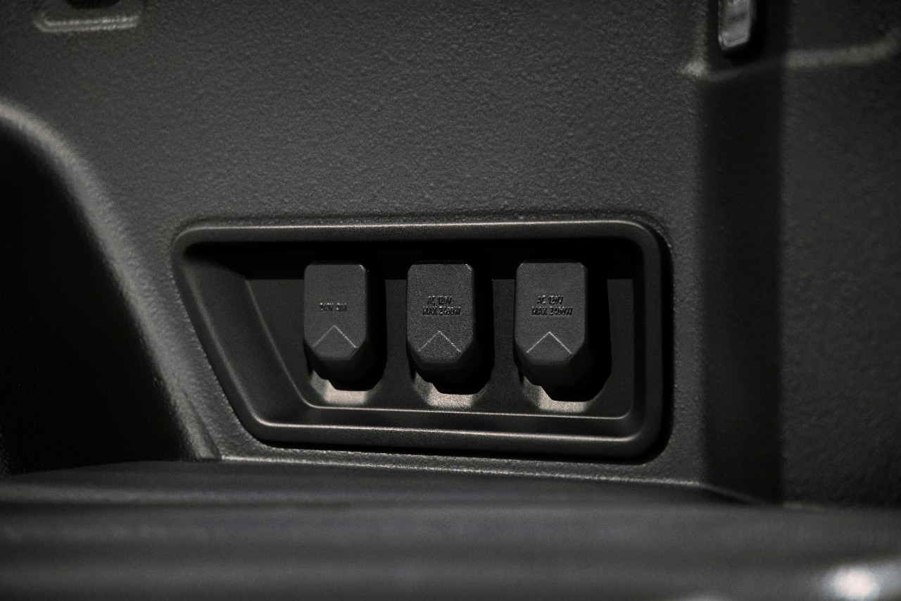 2024-Silverado-EV-RST-023.jpg