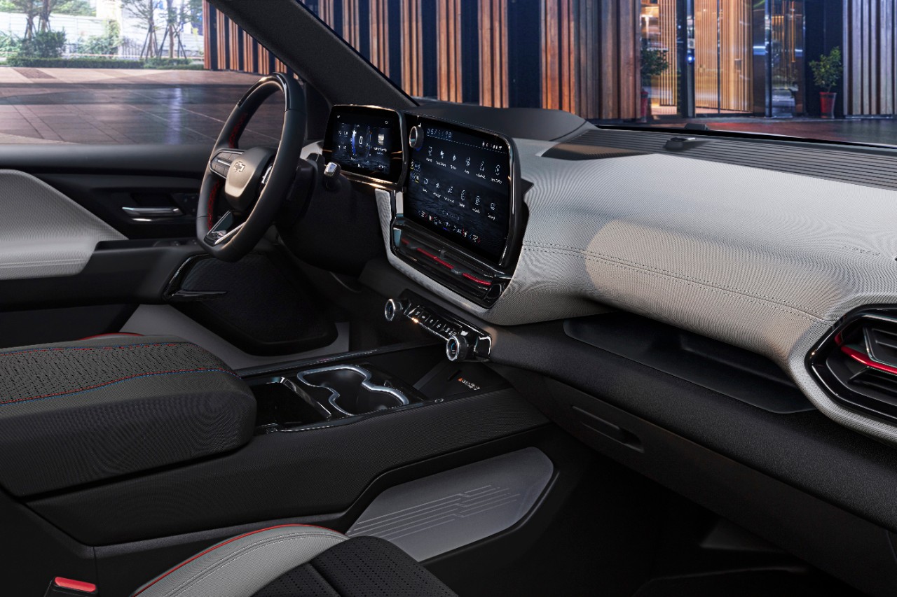 2024-Silverado-EV-RST-028.jpg