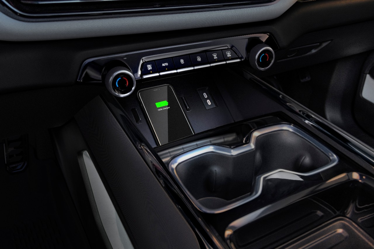 2024-Silverado-EV-RST-029.jpg