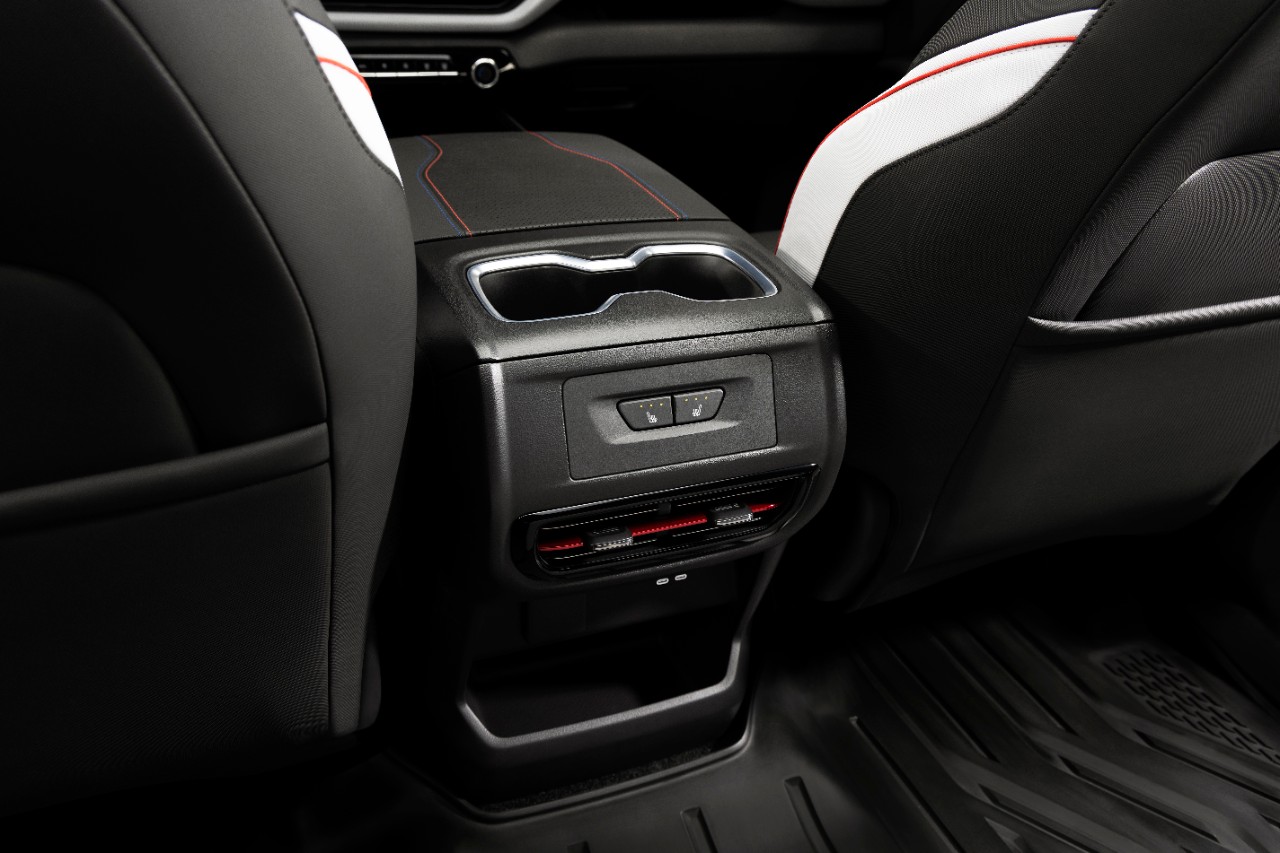 2024-Silverado-EV-RST-031.jpg