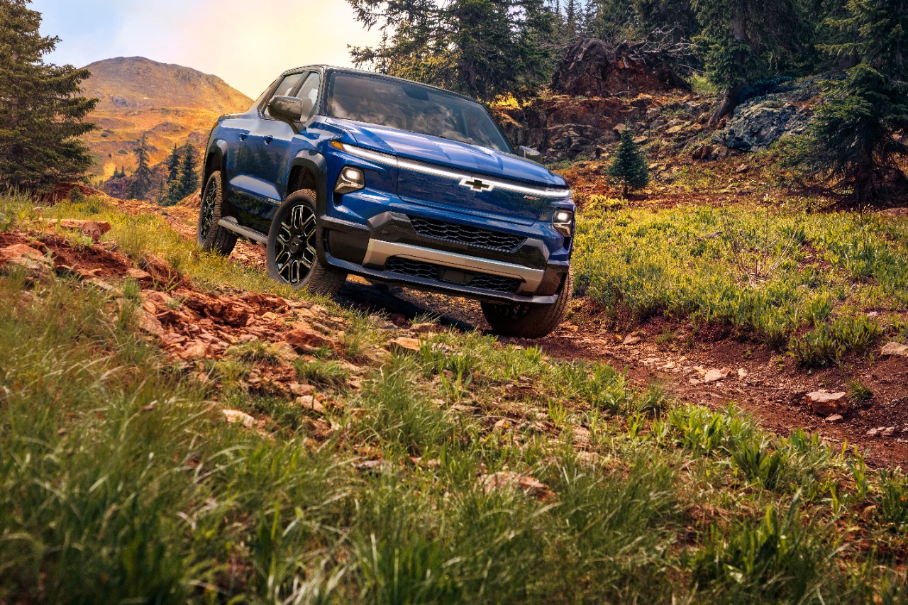 2024-Silverado-EV-RST-041.jpg